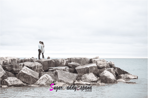 chica y chico a lo lejos con mar de fondo